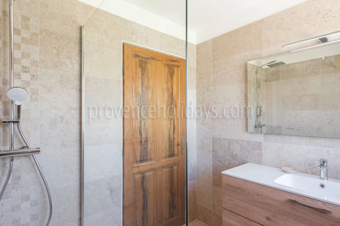 13 - Villa in Port de Miramar in La Londe-les-Maures: Villa: Bathroom