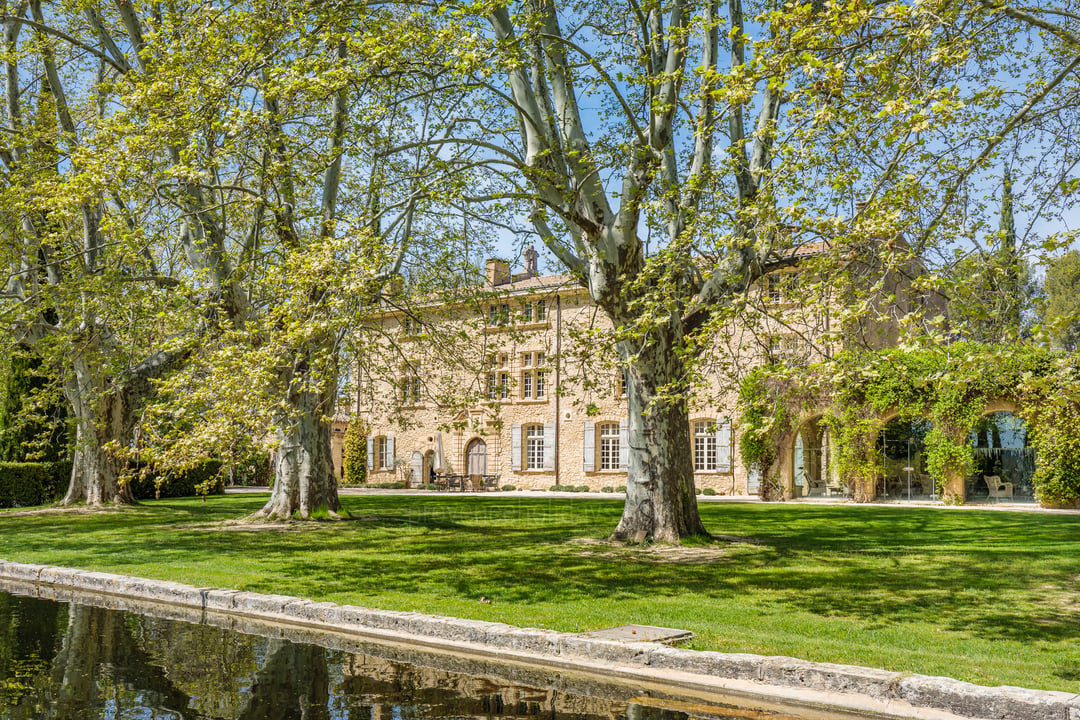 Luxury Château with Indoor and outdoor pools in the Luberon