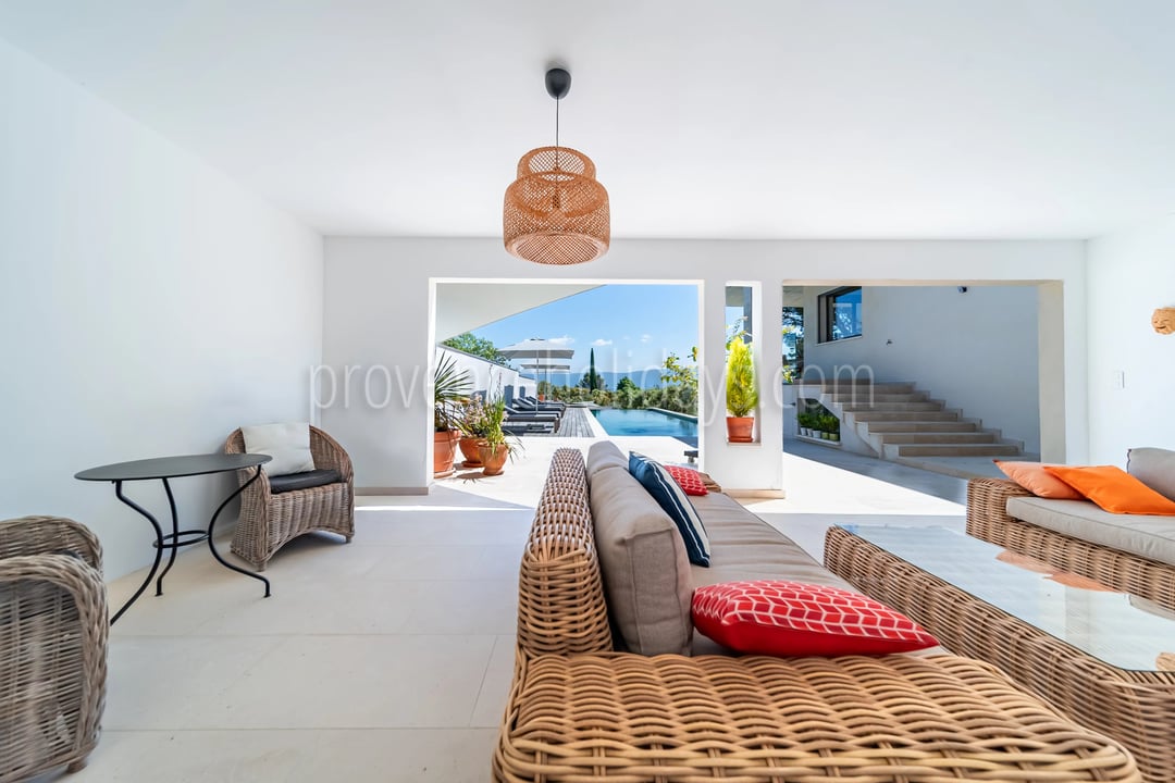 23 - Villa with pool in Gordes: Villa: Exterior