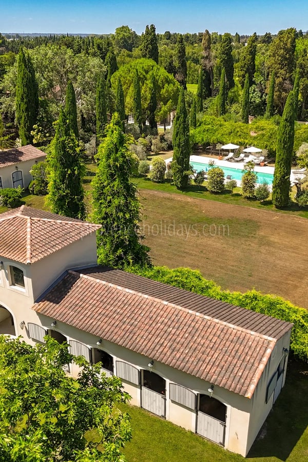 1 - An Exceptional Private Estate in the Heart of the Alpilles: Villa: Exterior