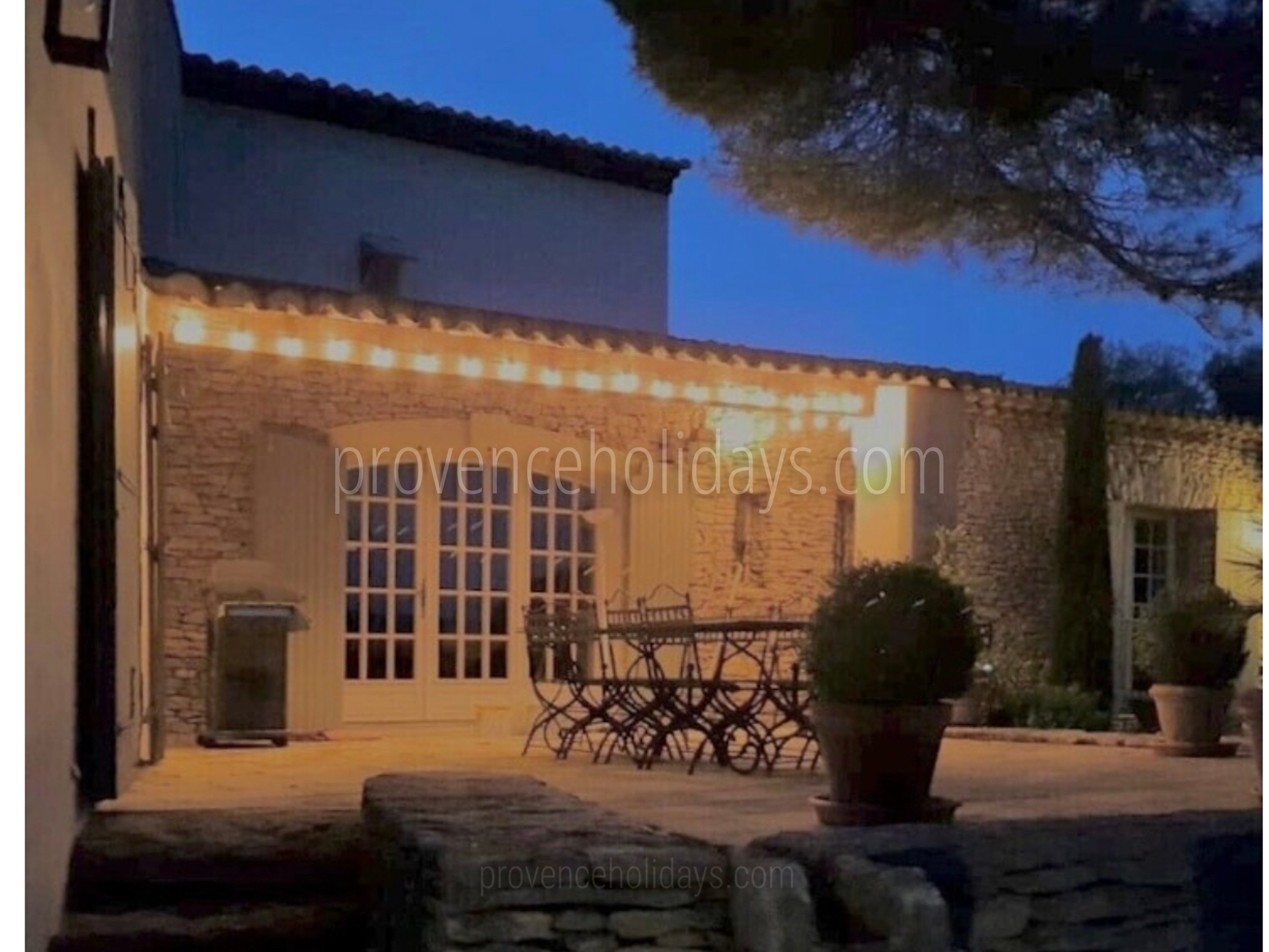 17 - Mas de Gordes: Villa: Exterior