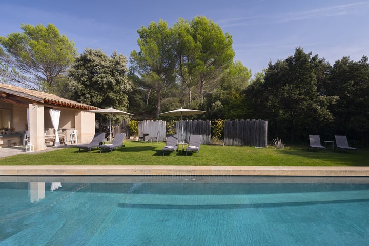 Farmhouse with a heated pool near Beaumes-de-Venise
