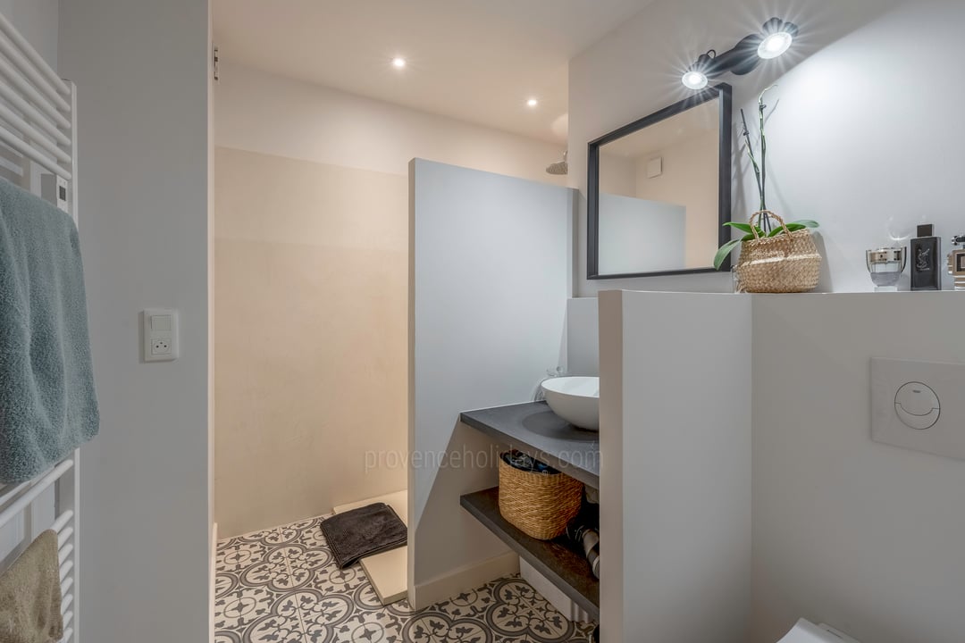 27 - La Vieille Grange: Villa: Bathroom 2