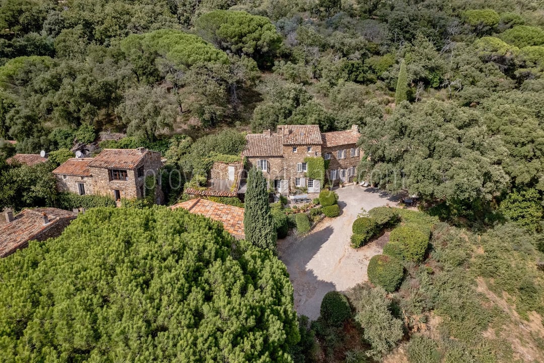 23 - Steinernes hameau in La Garde-Freinet: Villa: Exterior