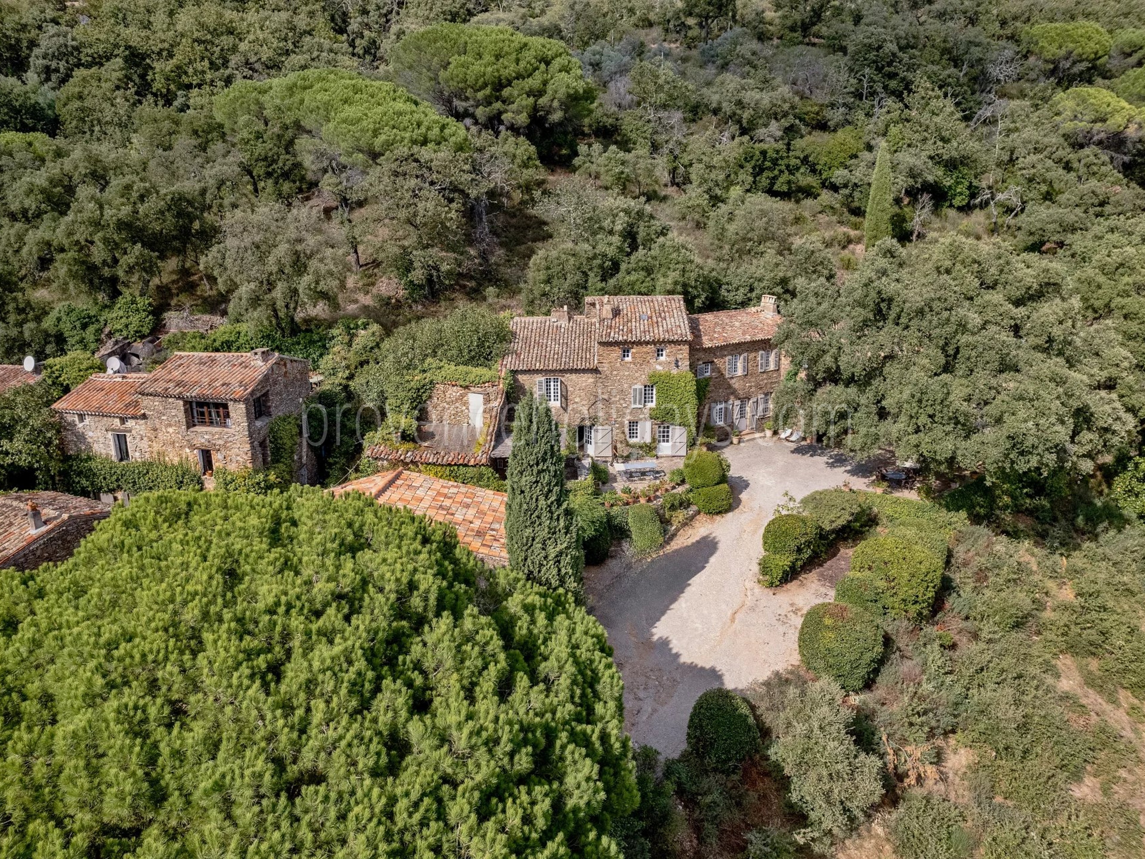 23 - Steinernes hameau in La Garde-Freinet: Villa: Exterior