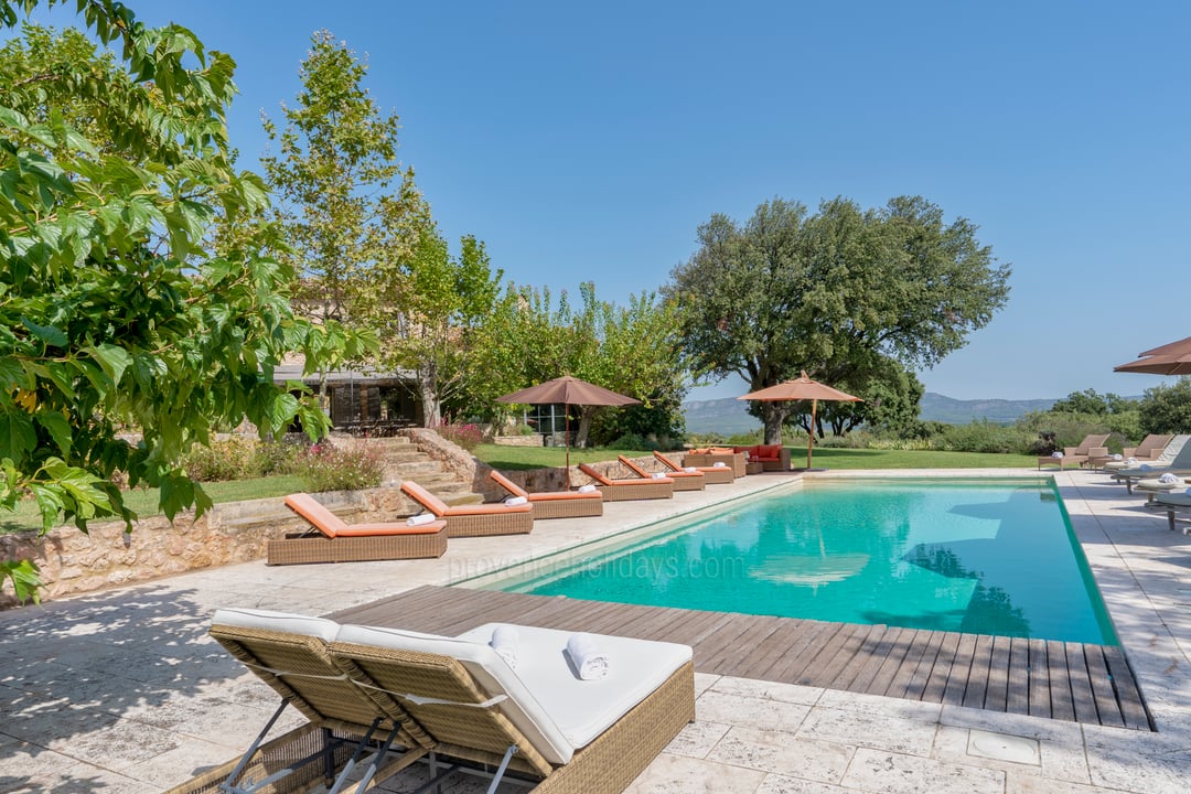 Luxury farmhouse with a heliport in the Luberon