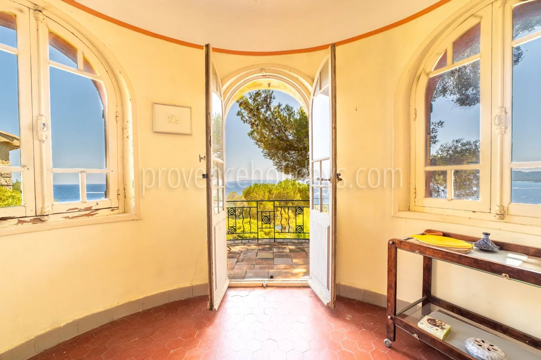 4 - Villa to renovate in Lavandou: Villa: Exterior