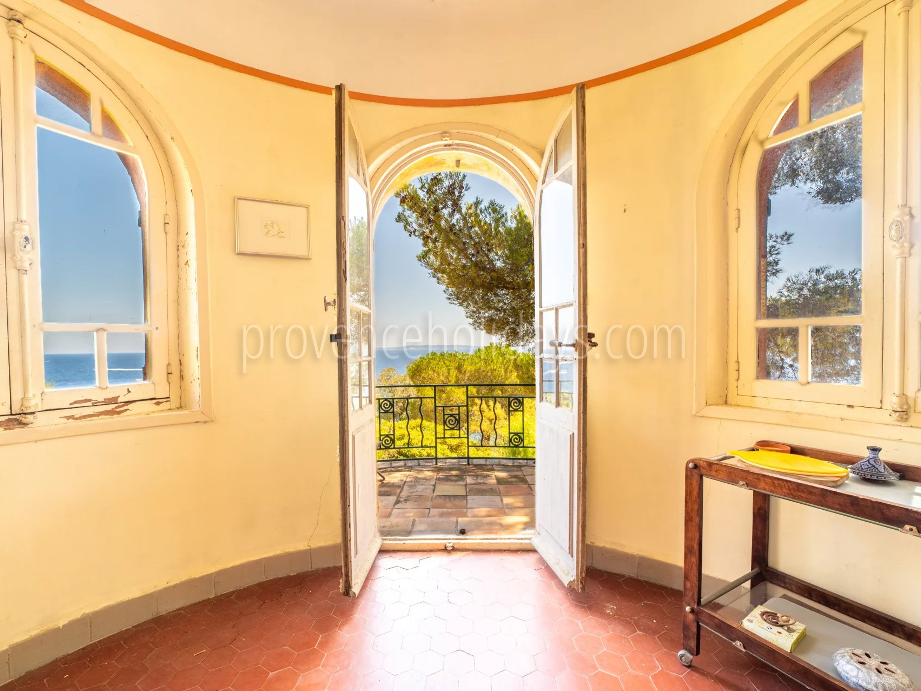 4 - Villa to renovate in Lavandou: Villa: Exterior