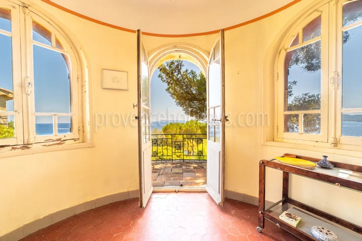 4 - Villa to renovate in Lavandou: Villa: Exterior