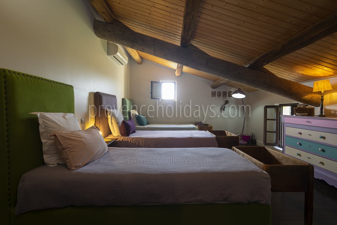 4 - Bergerie de Beaumes: Villa: Bedroom
