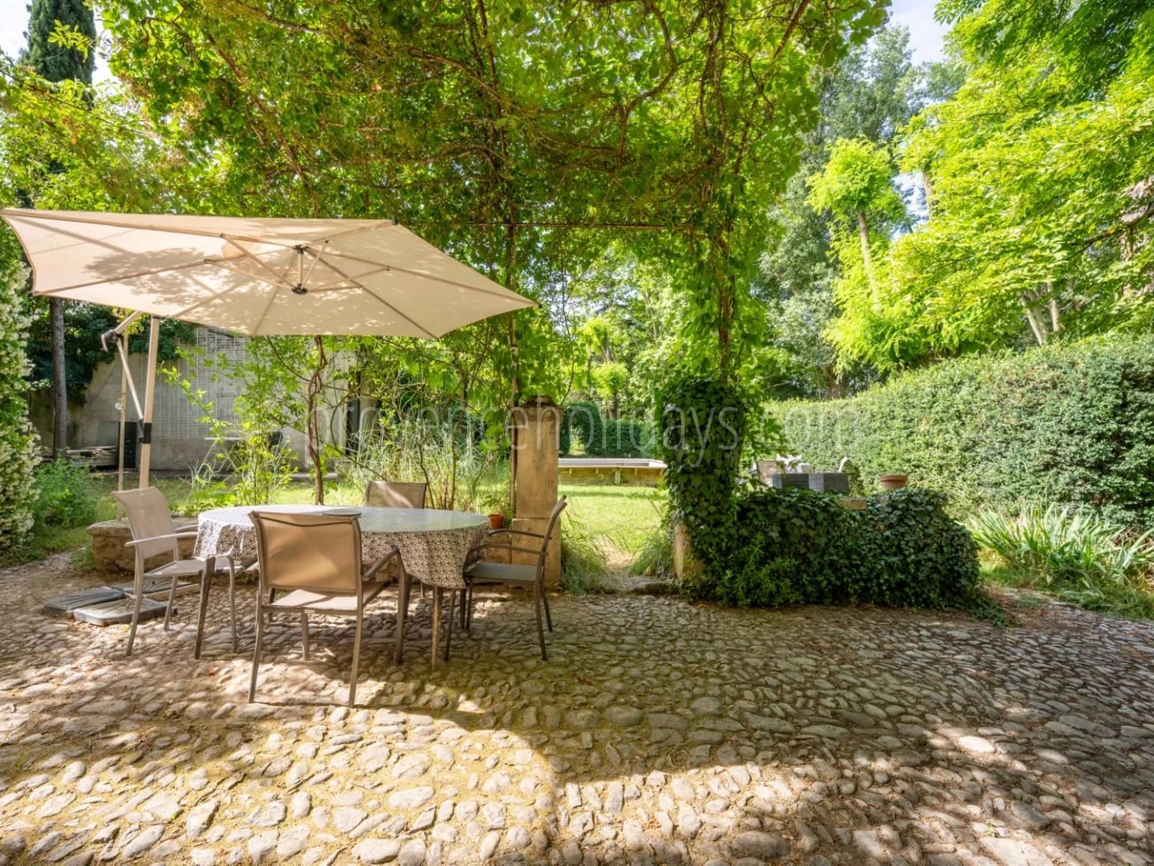 13 - Stone bastide in Ansouis: Villa: Exterior