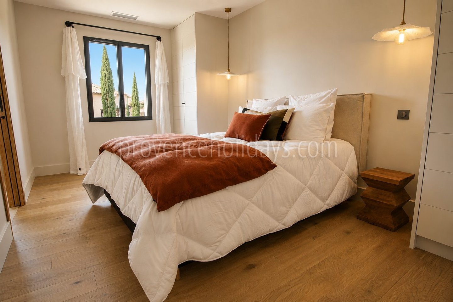 24 - Villa within walking distance of Maussane-les-Alpilles: Villa: Bedroom