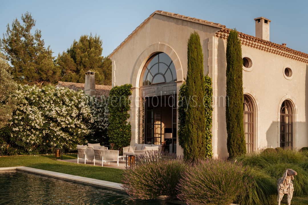 35 - La Bastide de Maussane: Villa: Exterior
