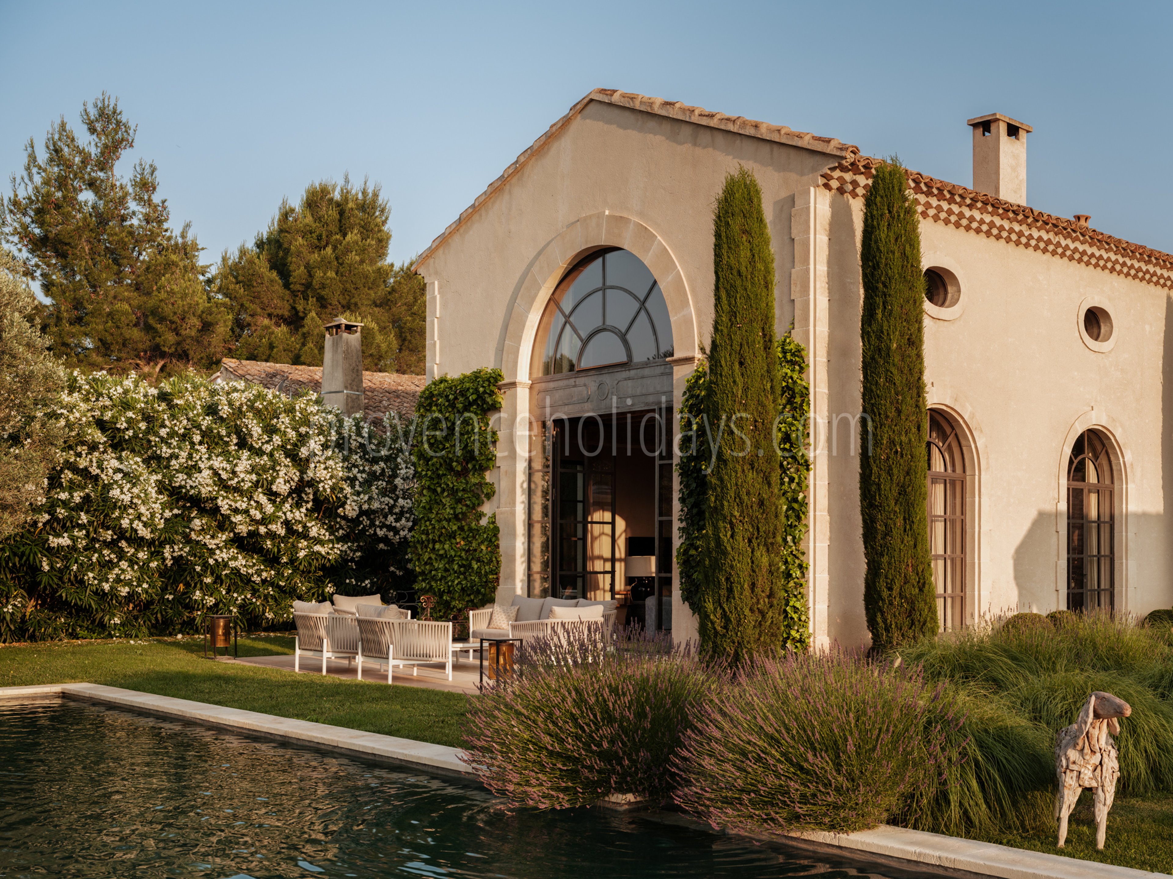 35 - La Bastide de Maussane: Villa: Exterior