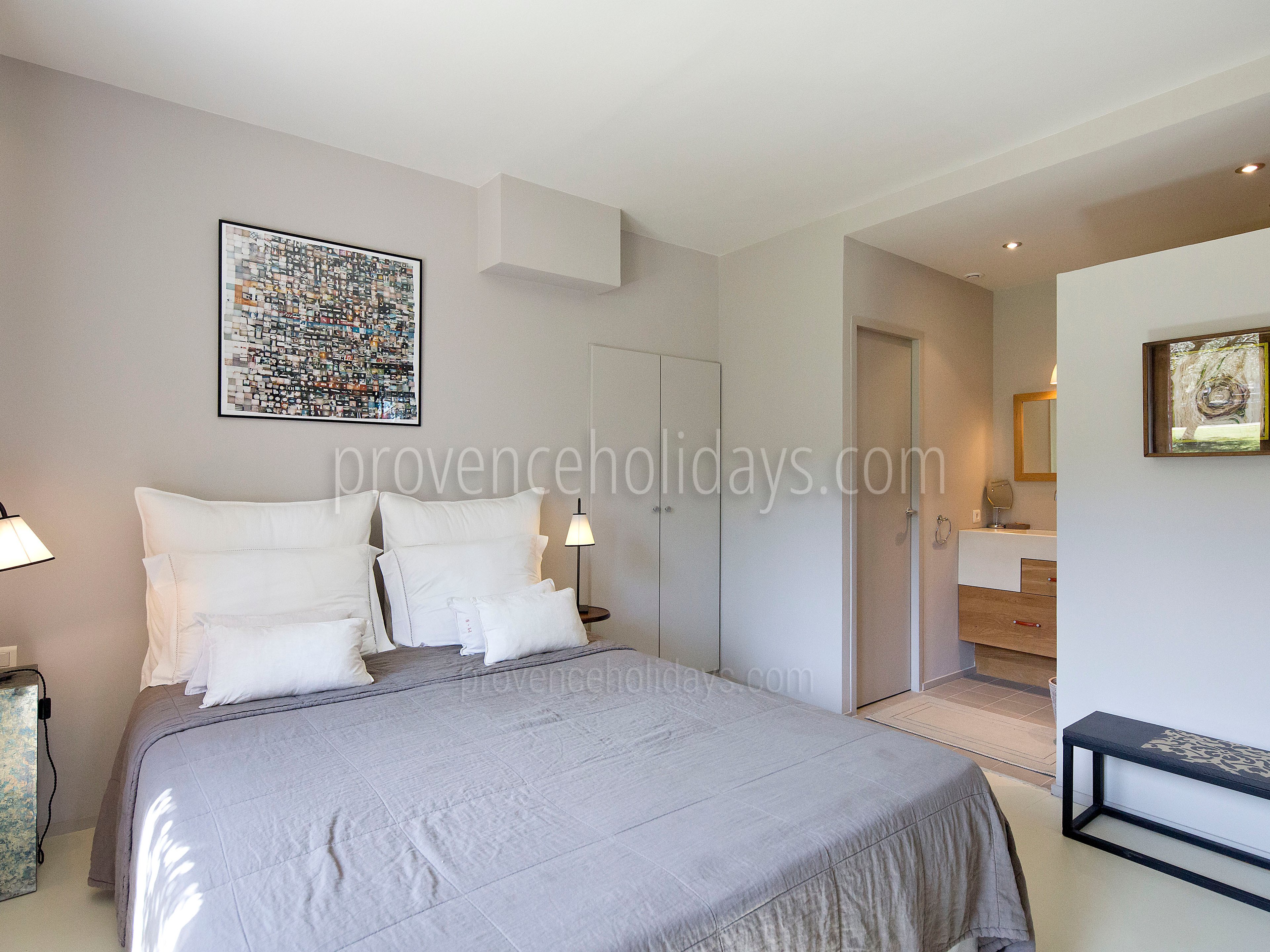 29 - Mas des Alpilles: Villa: Bedroom