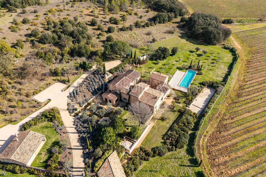 Renovated property with panoramic views in Bonnieux