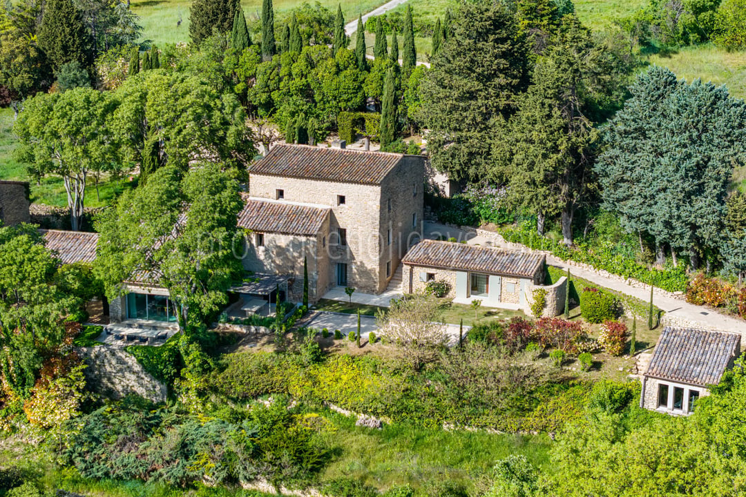 30 - Stone Property in Ménerbes: Villa: Exterior