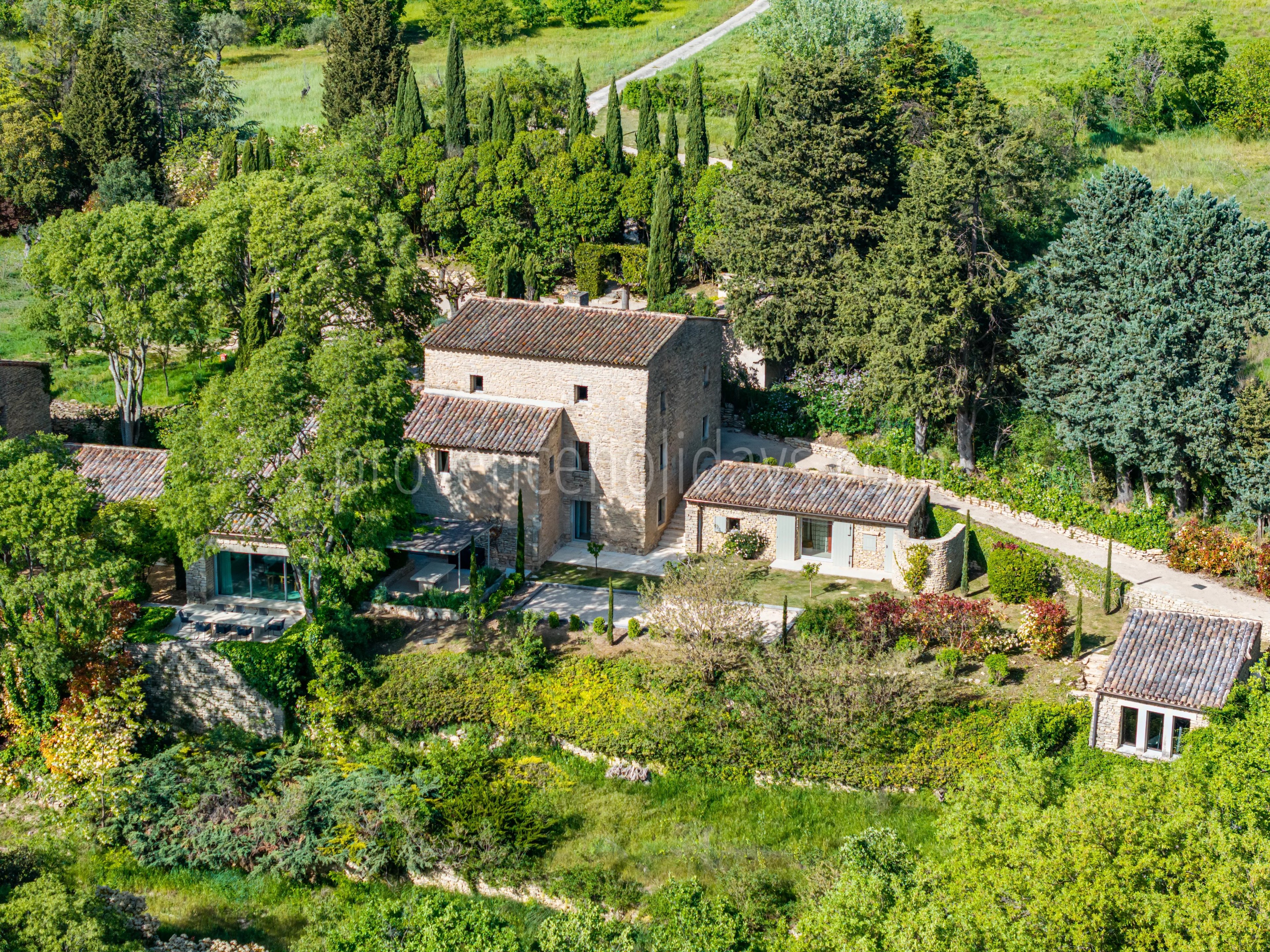 30 - Stone Property in Ménerbes: Villa: Exterior