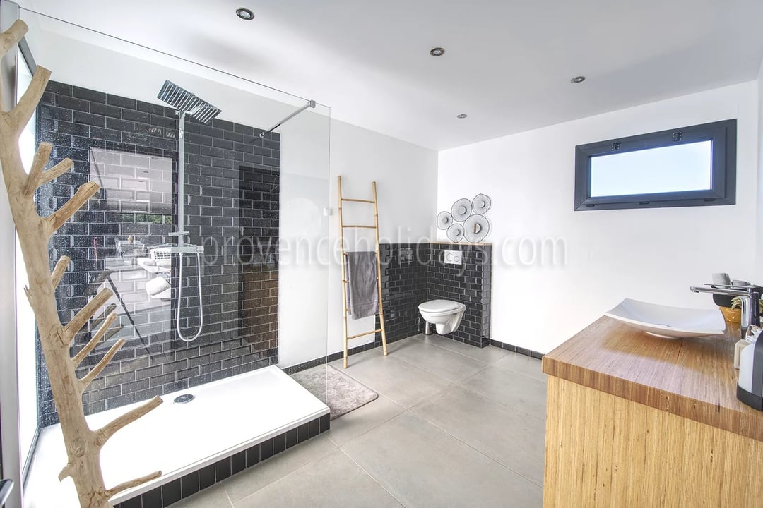 48 - House with pool house in Eyguières: Villa: Bathroom