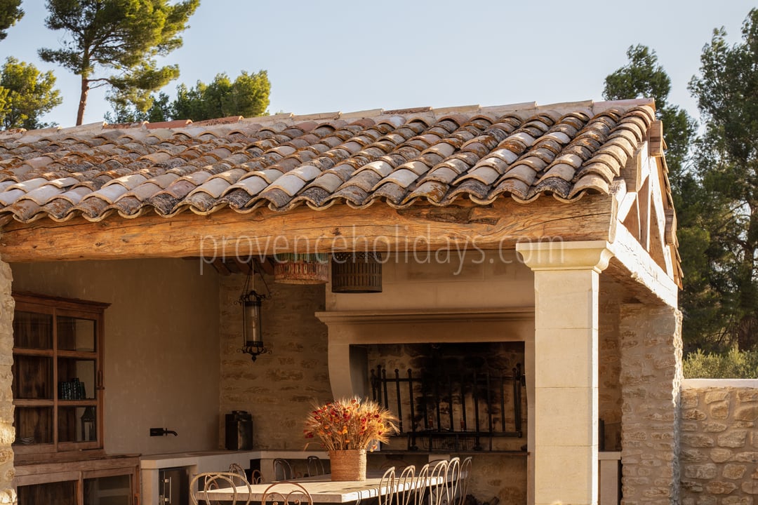 19 - La Bastide de Maussane: Villa: Exterior