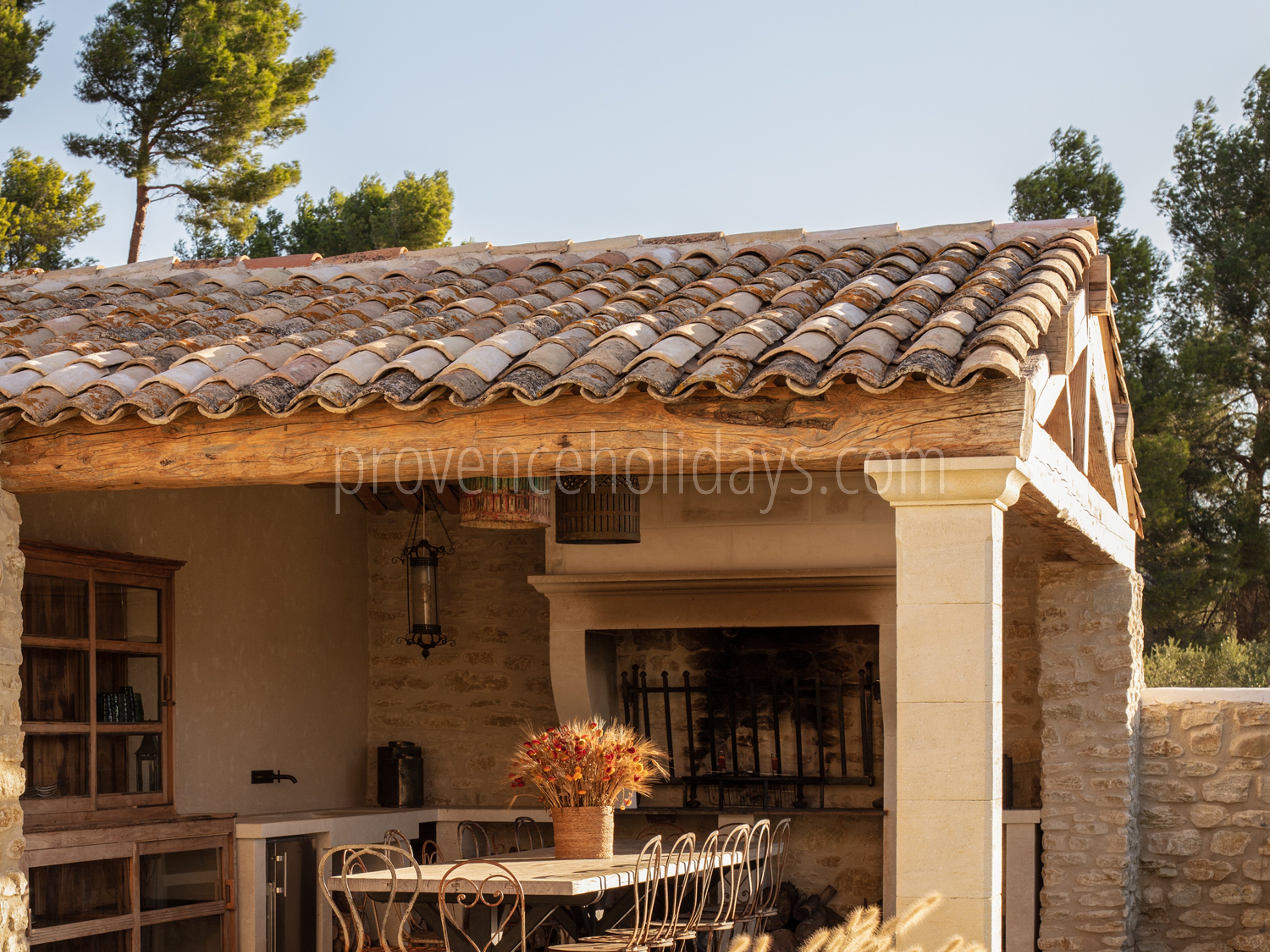 19 - La Bastide de Maussane: Villa: Exterior