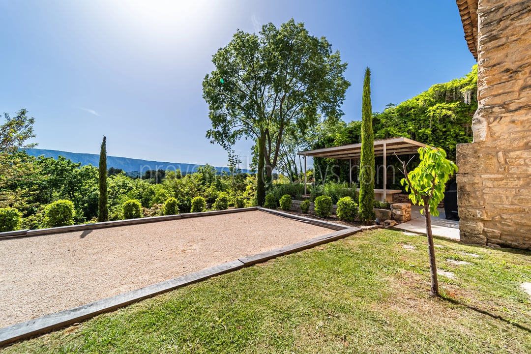 27 - Stone Property in Ménerbes: Villa: Exterior