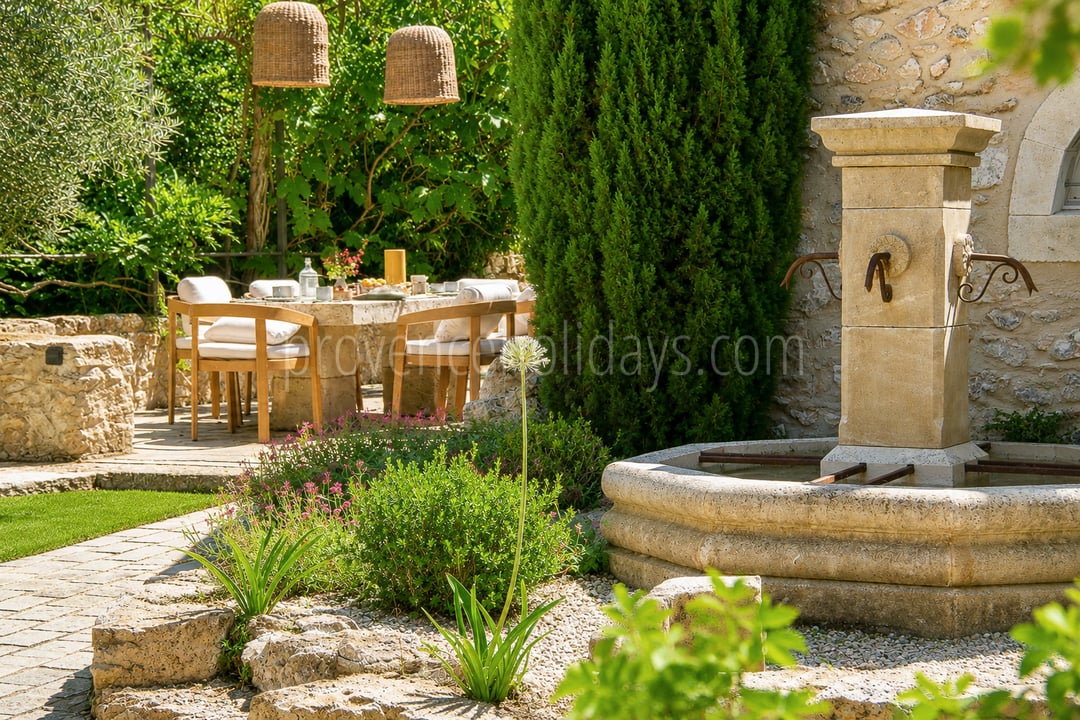 8 - Mas rénové à pied d\'Eygalières: Villa: Exterior