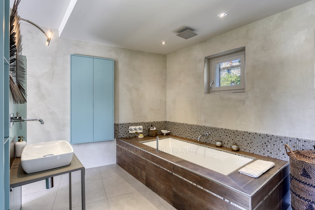 17 - Le Mas du Vallon: Villa: Bathroom
