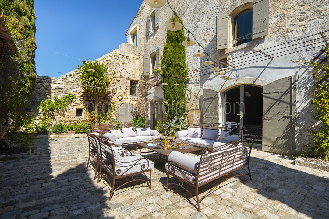 7 - Le Mas des Cyprès: Villa: Exterior
