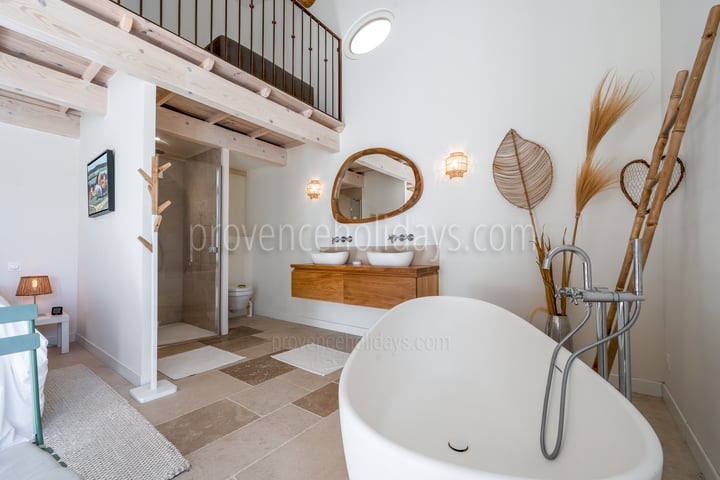 29 - Mas des Roches: Villa: Bathroom