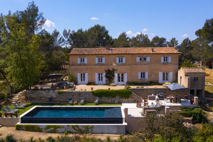 Air conditioned villa with outstanding views in Ménerbes