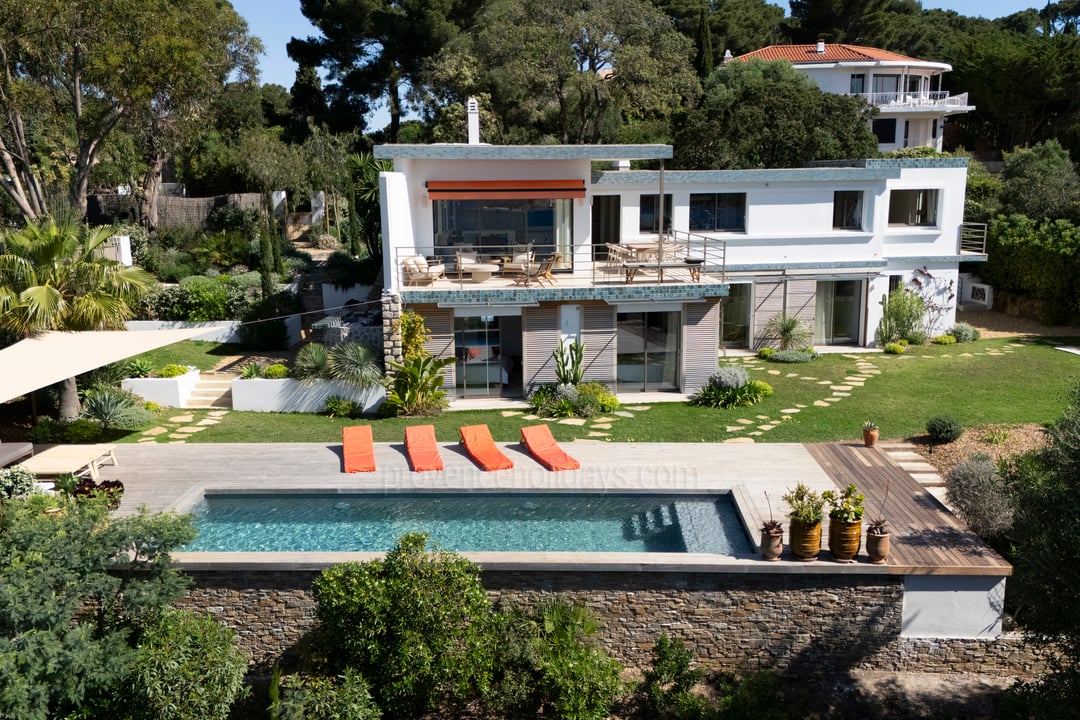 An exceptional location facing the sea on the Giens peninsula