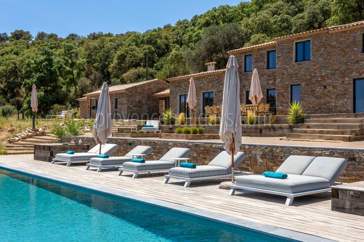 Estate with heated swimming pool and heliport above the Gulf of Saint-Tropez