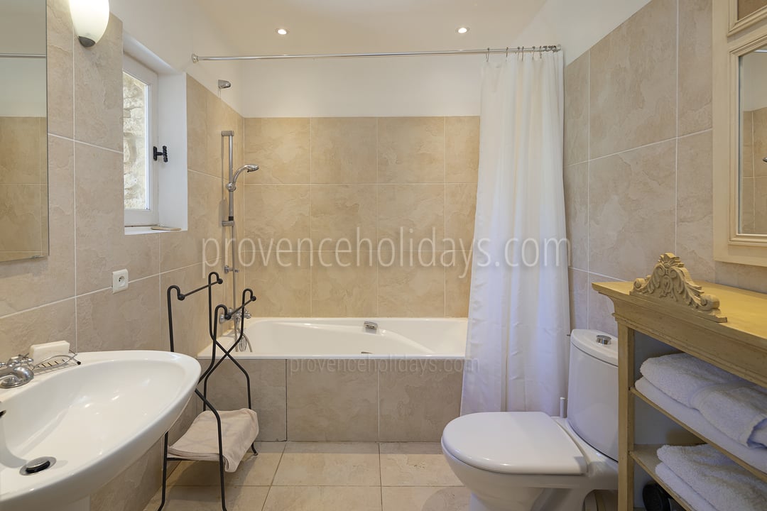 66 - Mas de Gordes: Villa: Bathroom