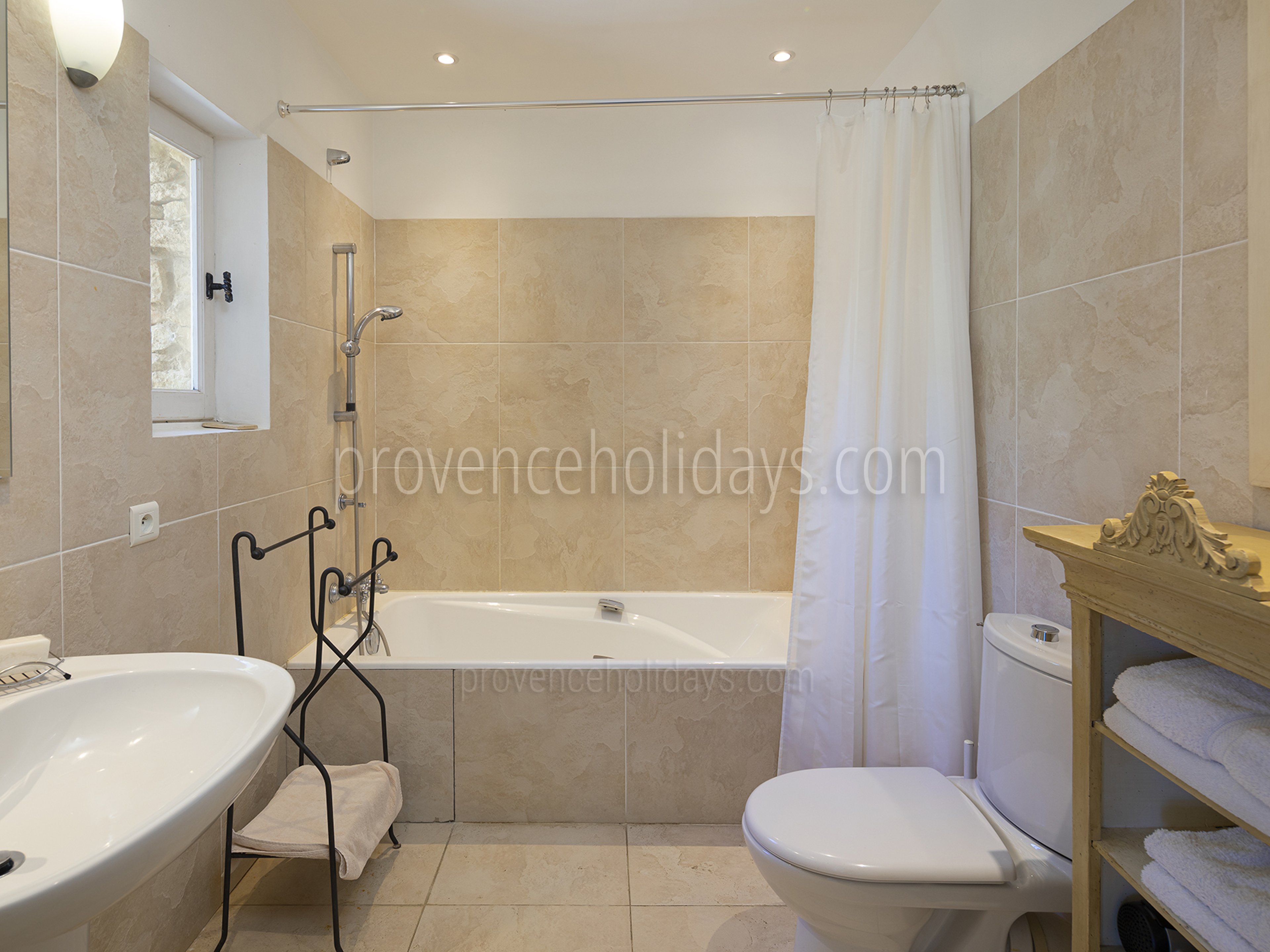 66 - Mas de Gordes: Villa: Bathroom