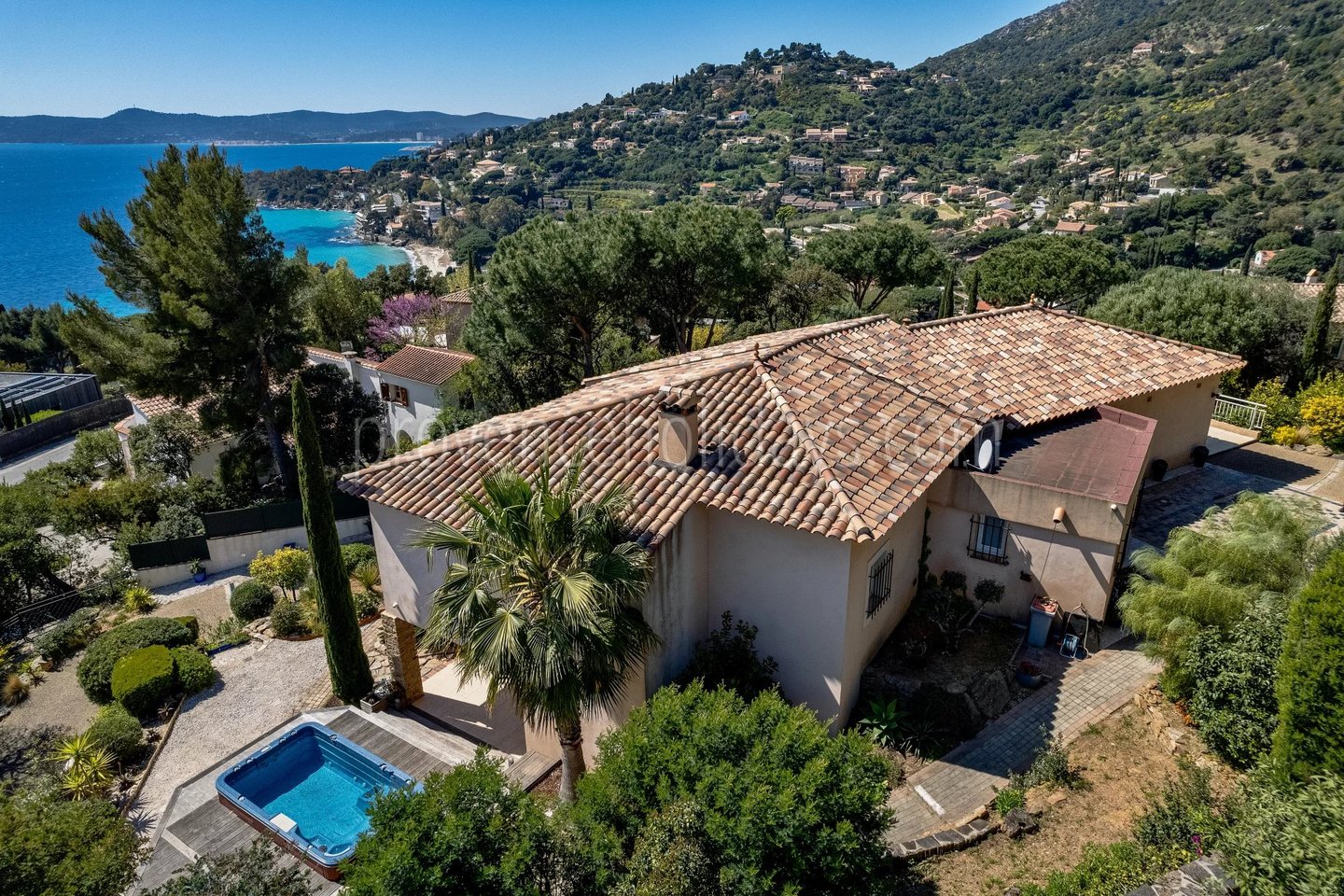 1 - Villa en bord de mer au Lavandou: Villa: Exterior