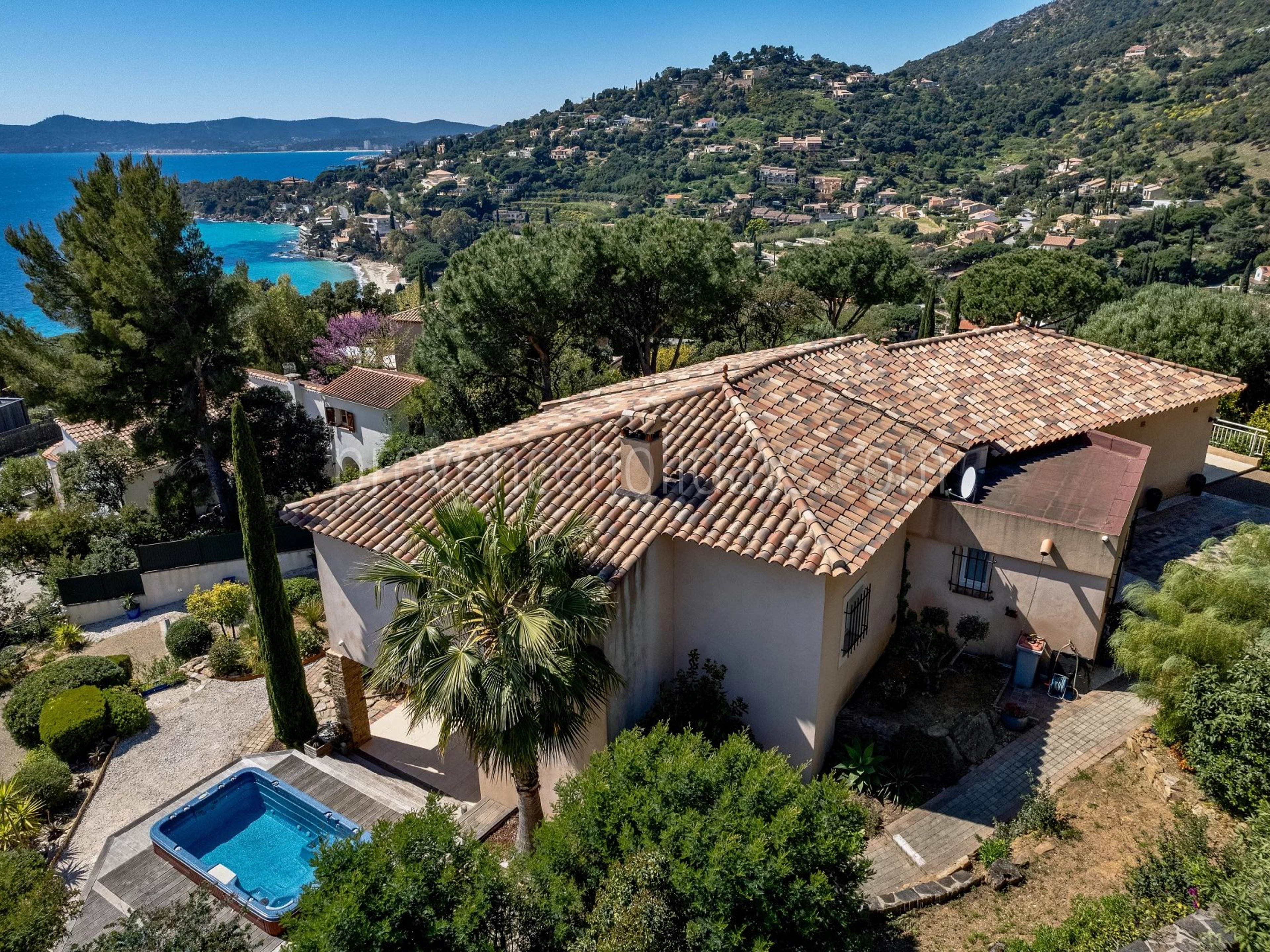 1 - Villa en bord de mer au Lavandou: Villa: Exterior