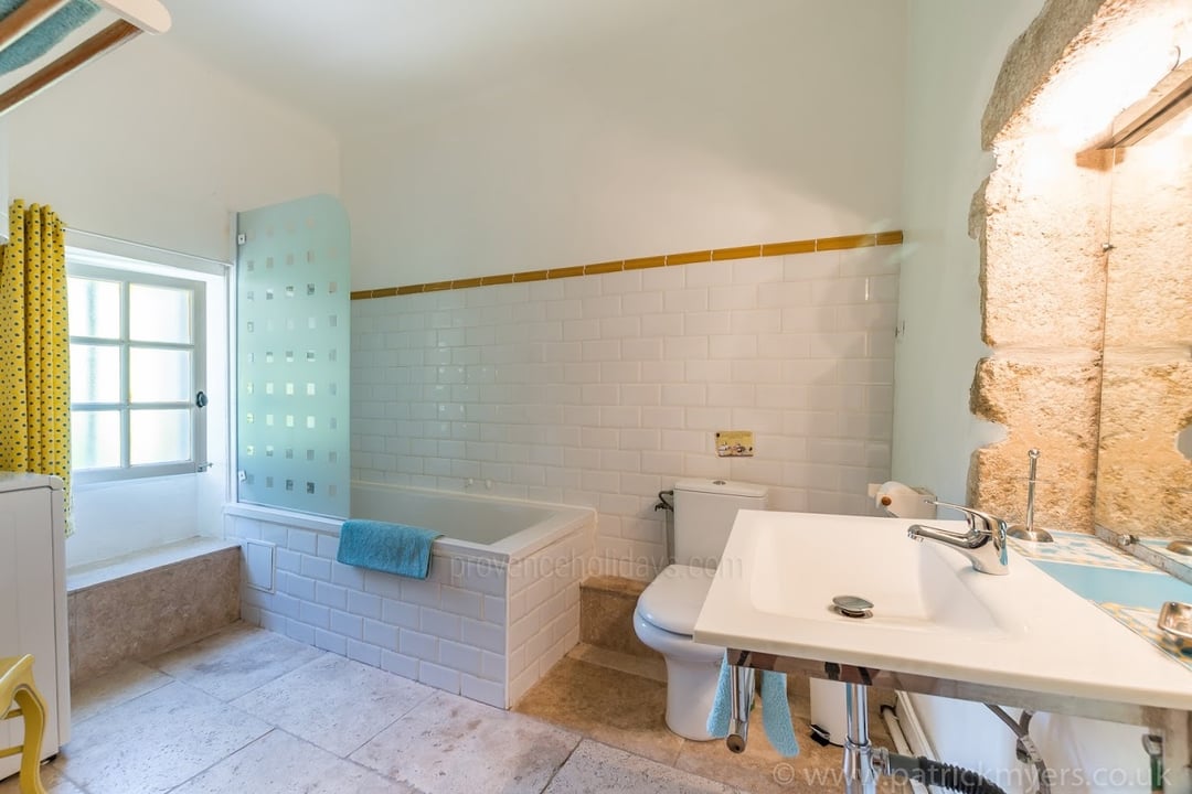19 - Bastide du Luberon: Villa: Bathroom