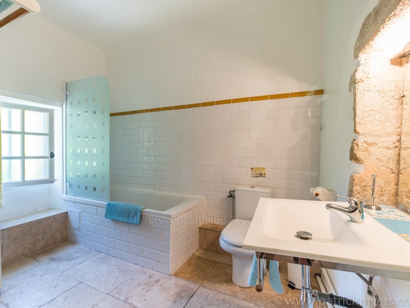 19 - Bastide du Luberon: Villa: Bathroom