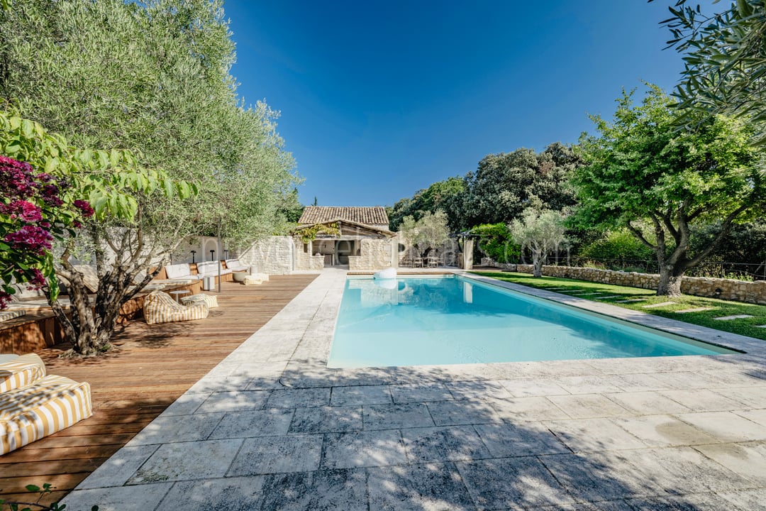 2 - Renovated farmhouse on the outskirts of Eygalières: Villa: Pool