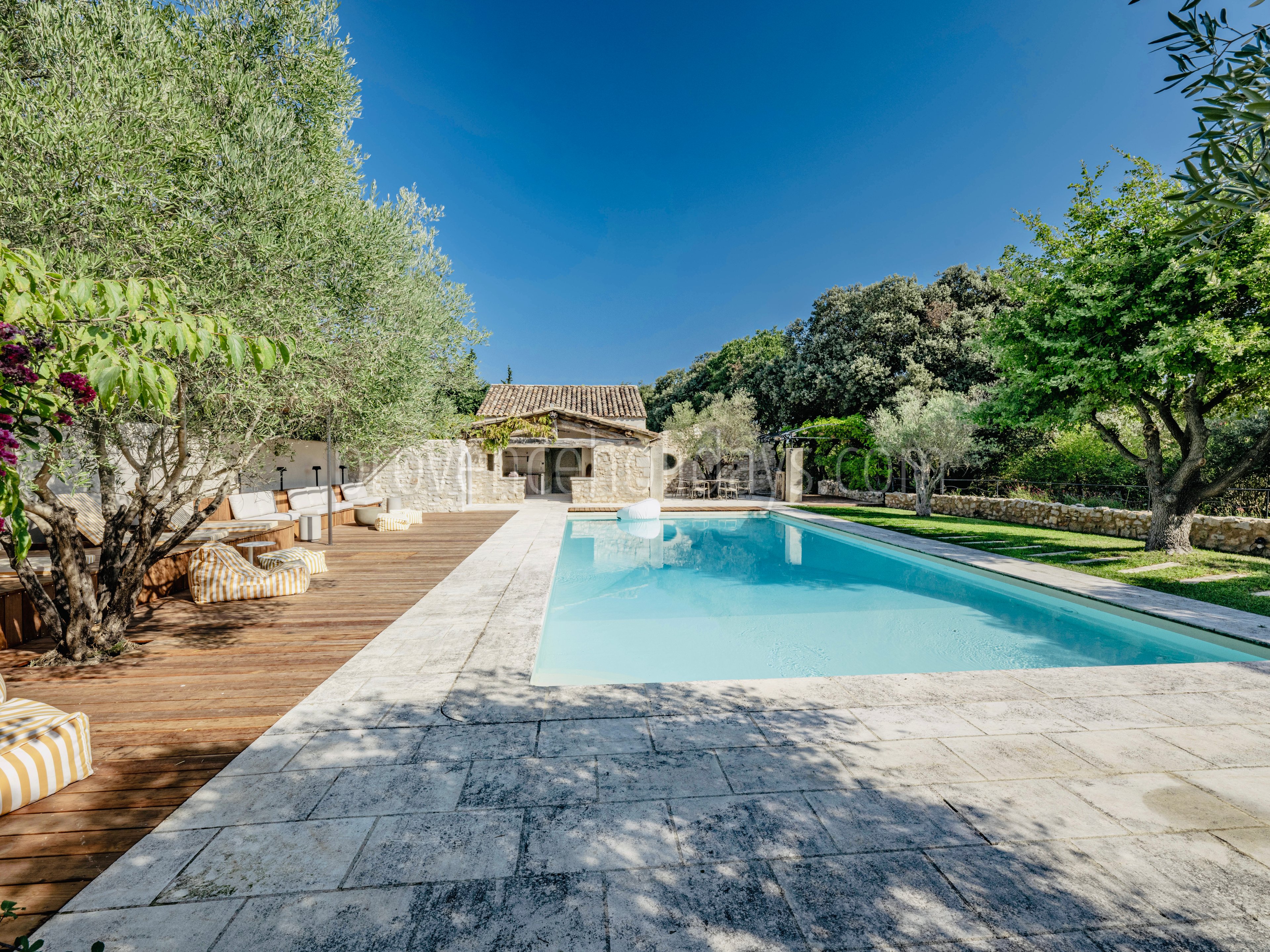 2 - Renovated farmhouse on the outskirts of Eygalières: Villa: Pool