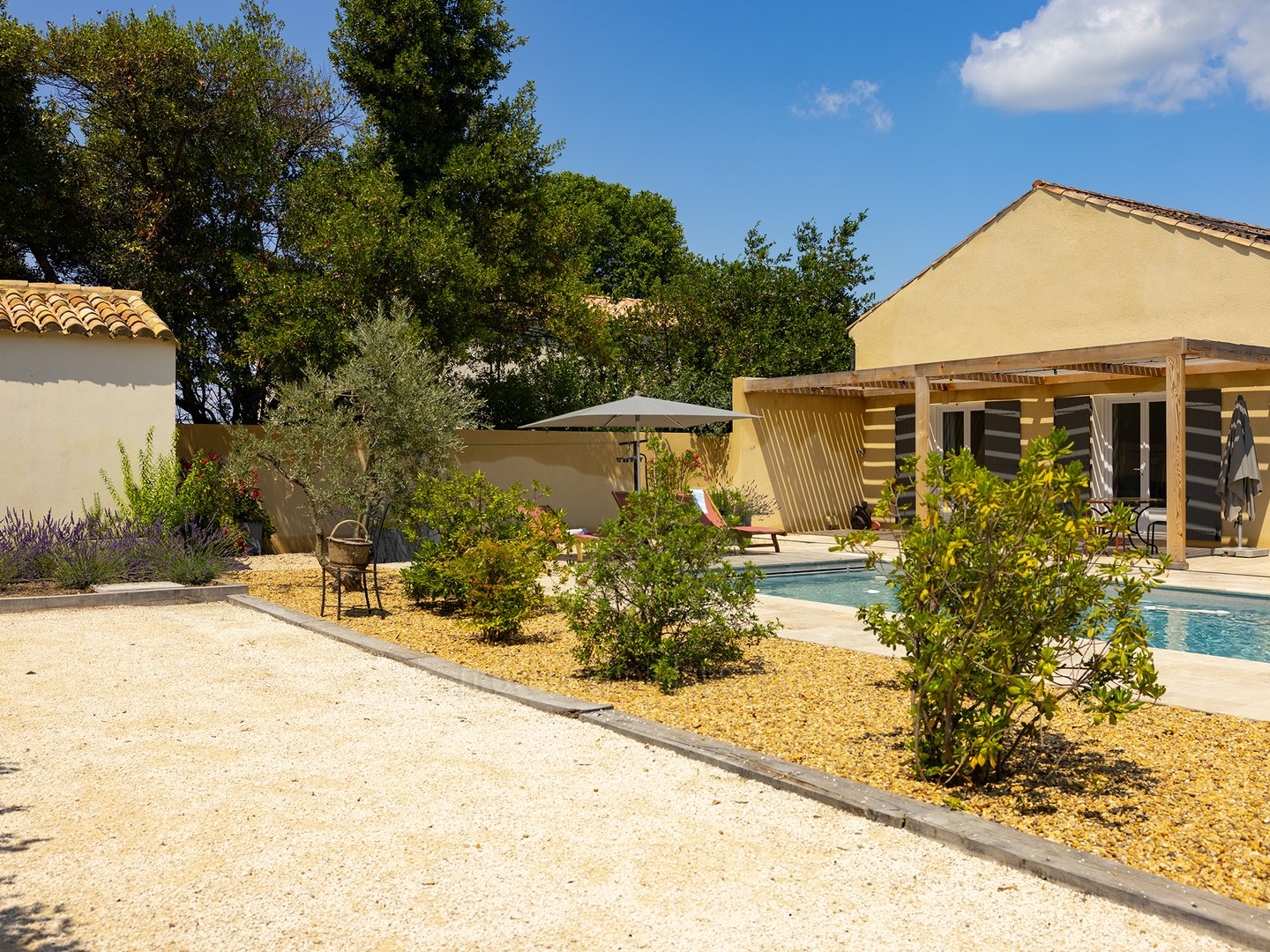 14 - La Maison de Village: Villa: Exterior - Vue sur la maison d\'hôtes