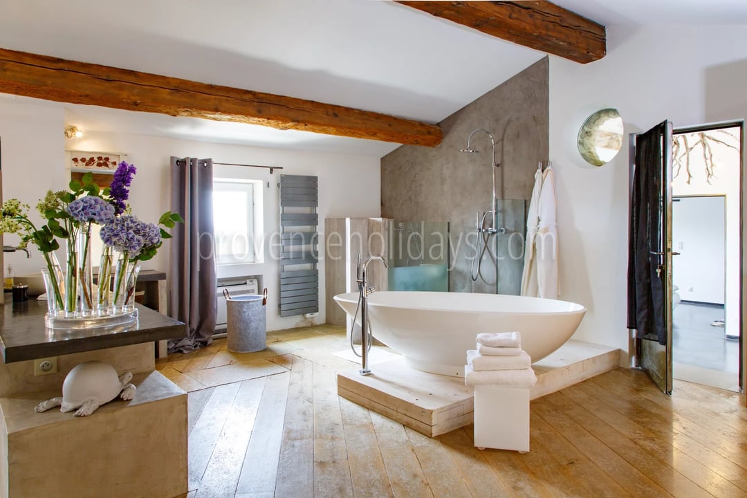 15 - Stone bastide with pool in Bonnieux: Villa: Bathroom