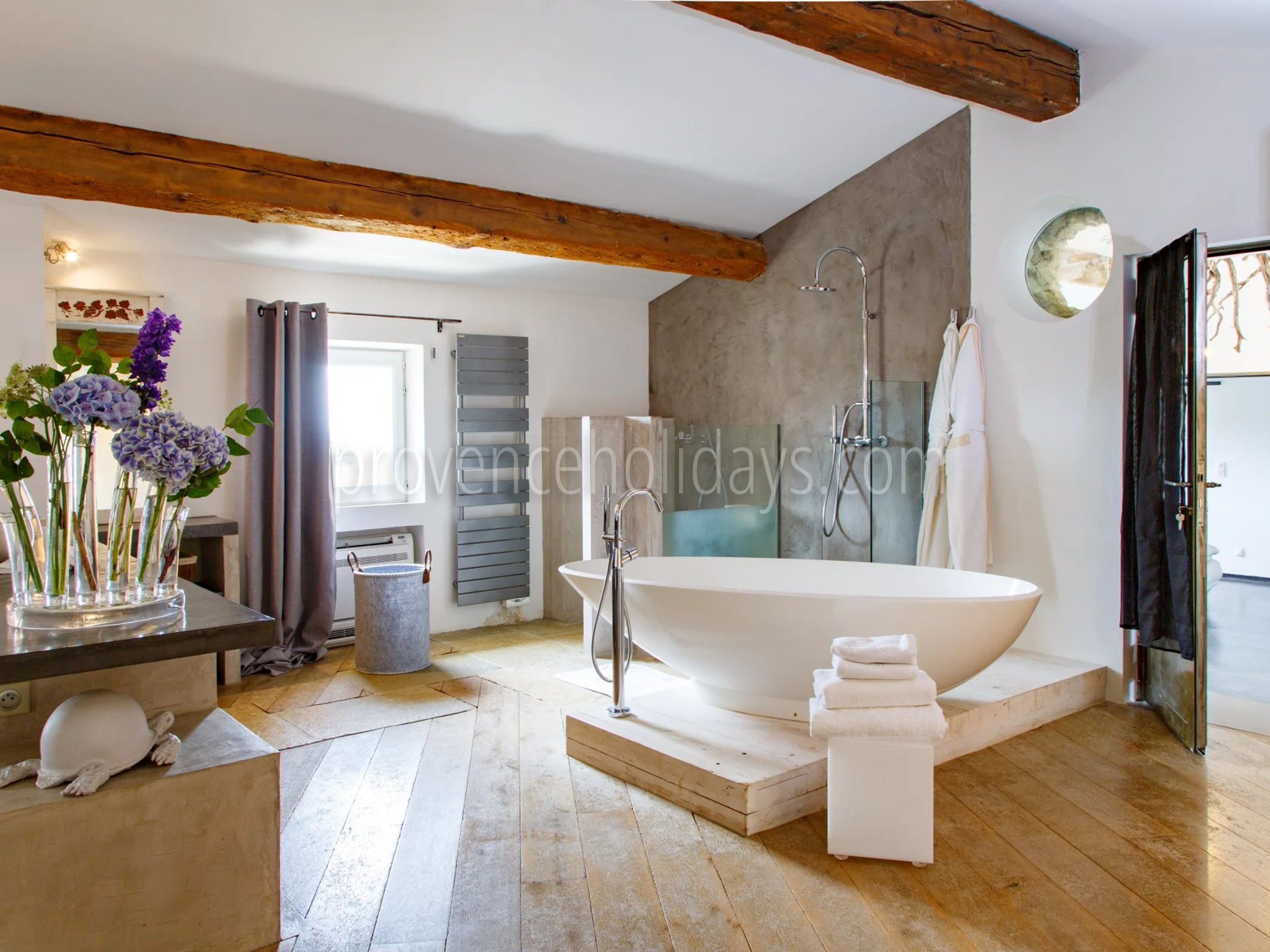 15 - Stone bastide with pool in Bonnieux: Villa: Bathroom