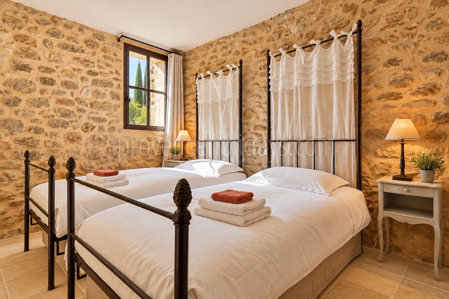 21 - Mas de Beaumes: Villa: Bedroom