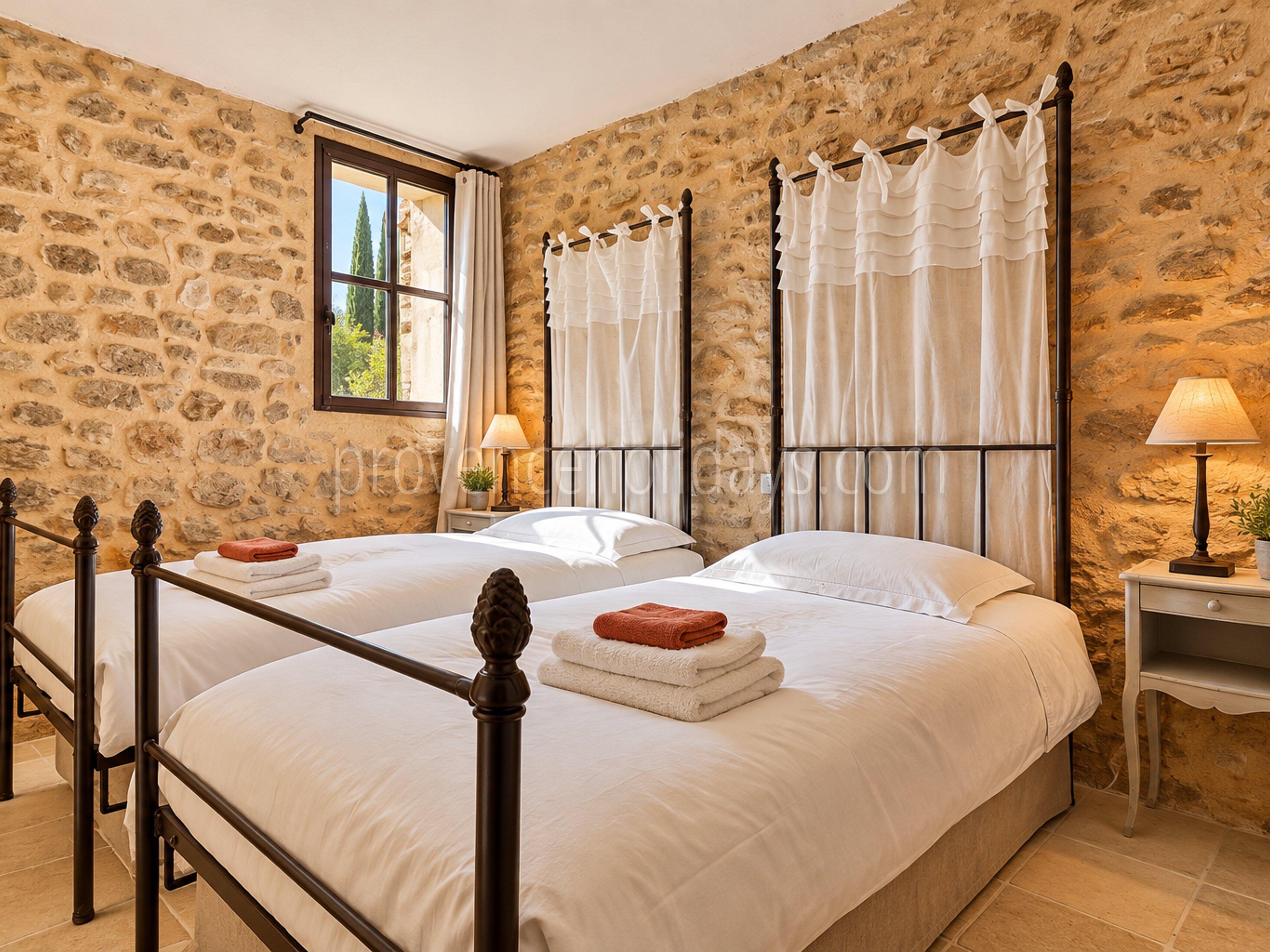 21 - Mas de Beaumes: Villa: Bedroom