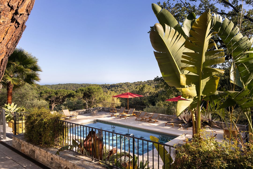 Luxurious retro villa with a heated pool near Nice