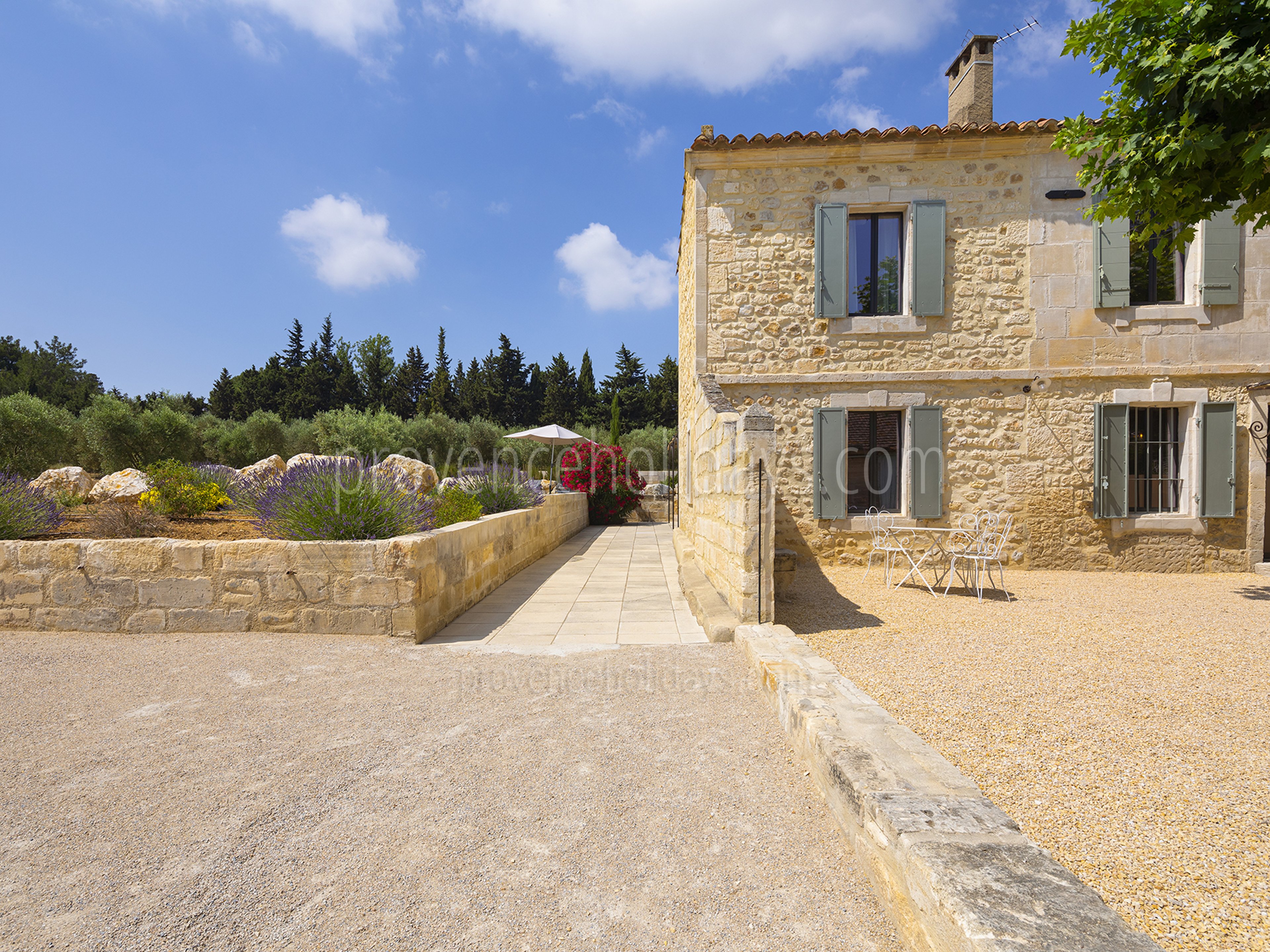 11 - Mas Alpilles: Villa: Exterior