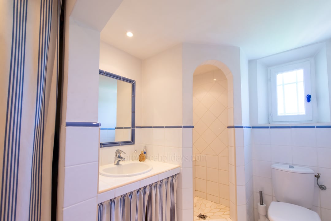 13 - Villa Maures: Villa: Bathroom