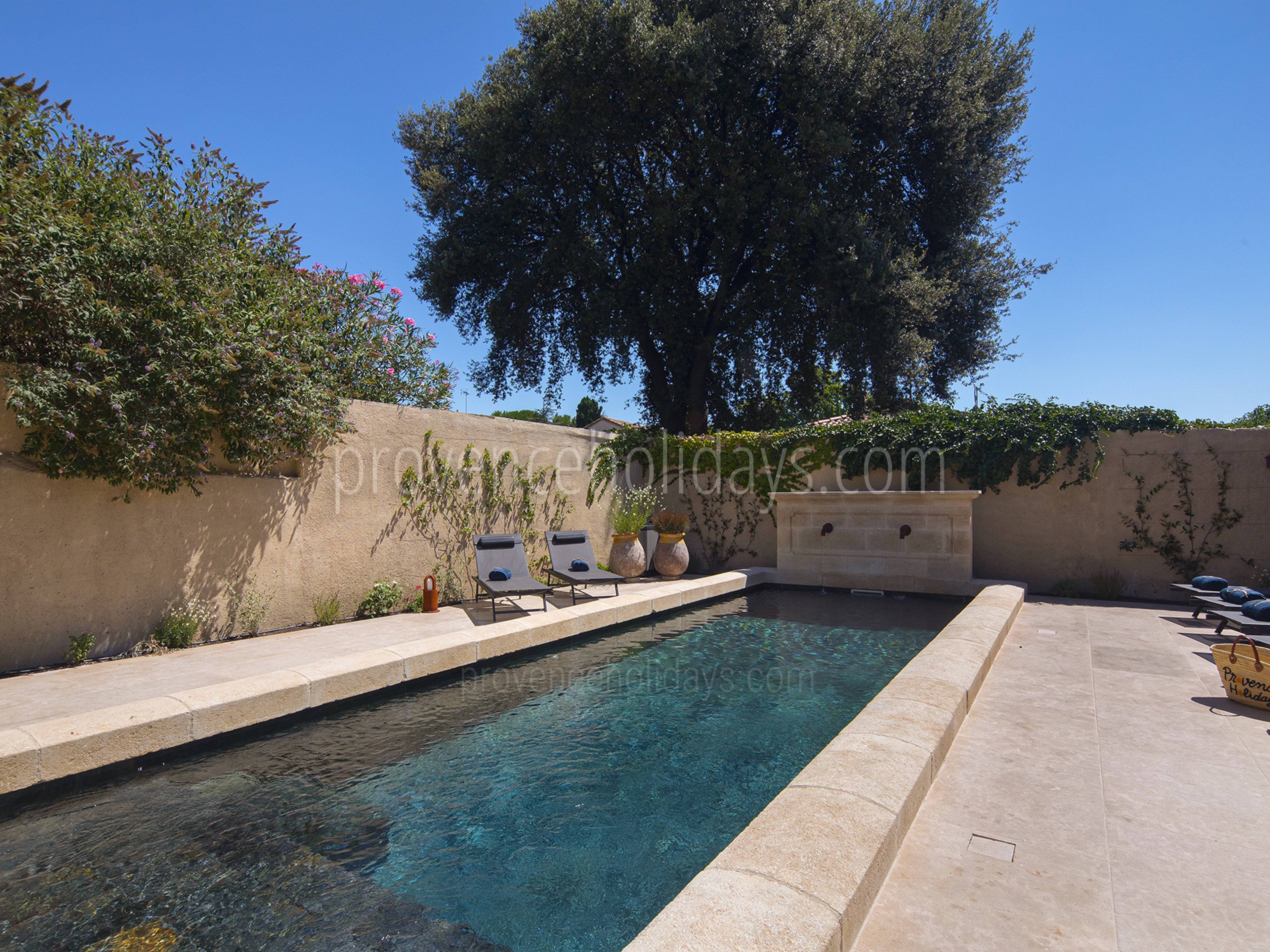 5 - Mas des Lions: Villa: Exterior